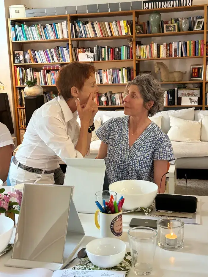 Dr. Barbara Graef erklärt einer Teilnehmerin Übungen im Beauty Workshop