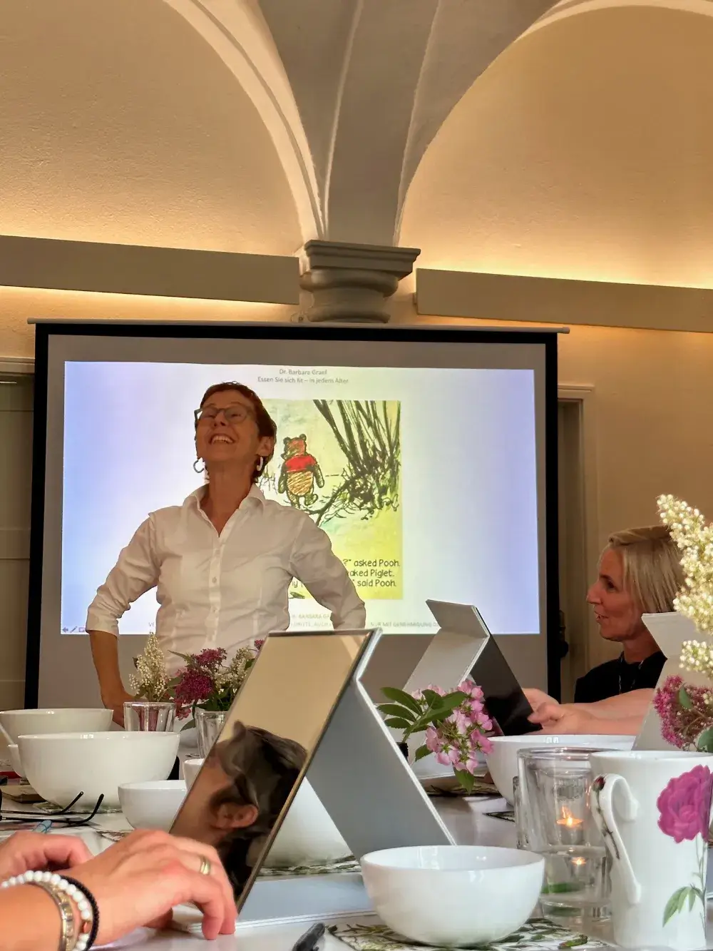 Dr. Barbara Graef Referentin beim Beauty Workshop am lachen