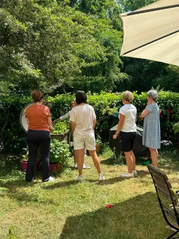 Workshop für Frauen Dr. Barbara Graef draußen im Grünen